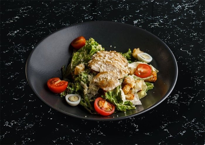 Салат Цезарь с курицей