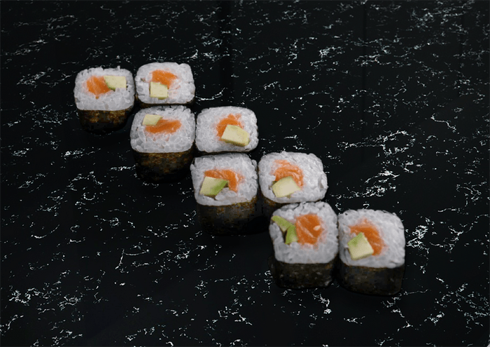 Классический ролл авокадо лосось