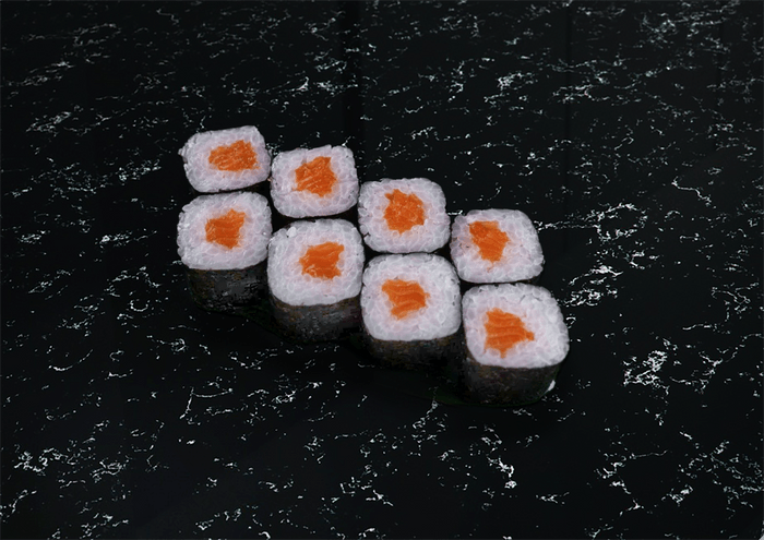 Классический ролл с лососем